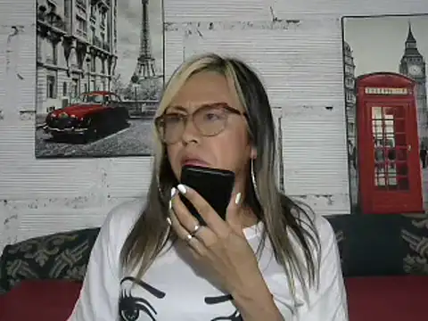 divahot08 online show from January 6, 10:05 pm