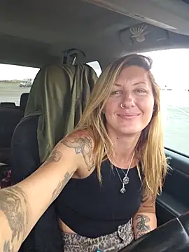 Snapshot of SheIsSomething chatting on November 14, 11:46 pm SheIsSomething online show from November 14, 11:46 pm