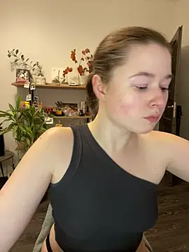 Snapshot of sweetest_pie chatting on March 5, 10:32 pm sweetest pie online show from March 5, 10:32 pm