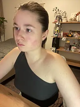 Snapshot of sweetest_pie chatting on March 6, 8:27 pm sweetest pie online show from March 6, 8:27 pm