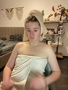 Snapshot of sweetest_pie chatting on March 9, 4:44 pm sweetest pie online show from March 9, 4:44 pm