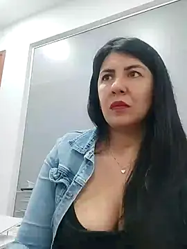 aisha latina online show from February 5, 8:35 pm