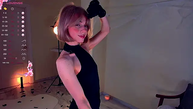 Snapshot of Arielle__03 chatting on October 31, 1:39 am Arielle 03 online show from October 31, 1:39 am