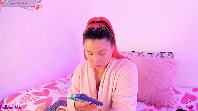 Snapshot of SophieRossi chatting on October 4, 1:42 pm SophieRossi online show from October 4, 1:42 pm