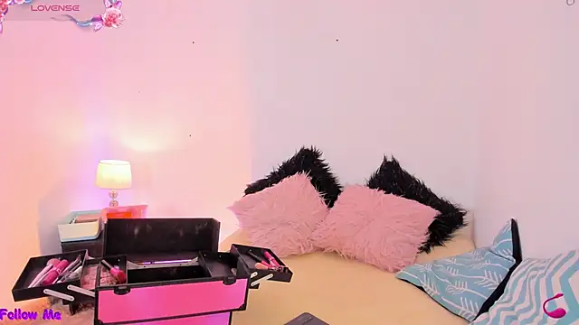 Snapshot of SophieRossi chatting on November 11, 4:12 am SophieRossi online show from November 11, 4:12 am