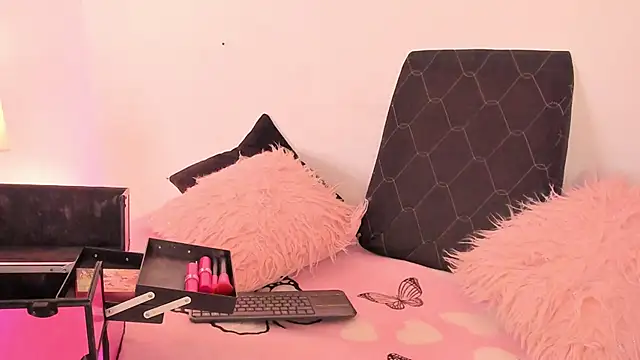 Snapshot of SophieRossi chatting on November 26, 4:24 am SophieRossi online show from November 26, 4:24 am