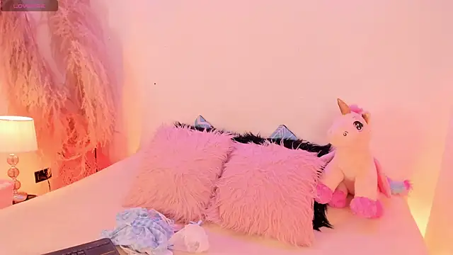 Snapshot of SophieRossi chatting on December 14, 4:18 am SophieRossi online show from December 14, 4:18 am