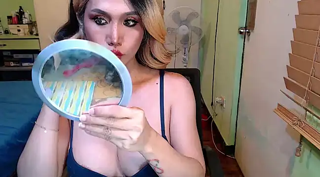 Snapshot of Ezradeliciosa chatting on February 20, 7:01 am Ezradeliciosa online show from February 20, 7:01 am