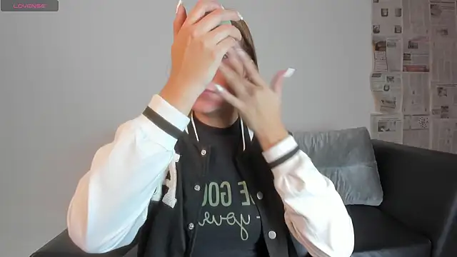 miataylorr1 online show from December 11, 11:30 am