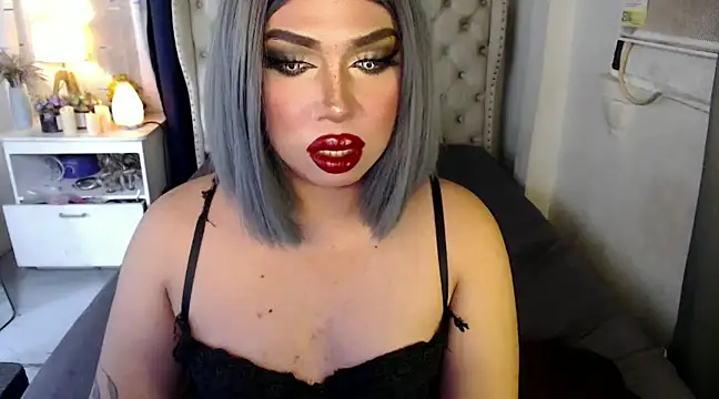 RebecaNextToYou online show from December 4, 5:00 pm