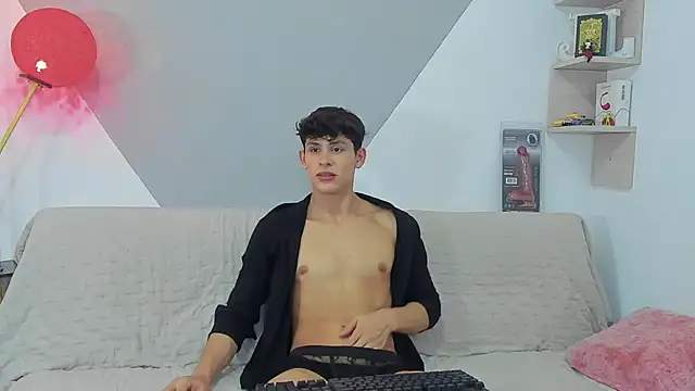 Snapshot of logan_thomas chatting on March 18, 11:08 am logan thomas online show from March 18, 11:08 am