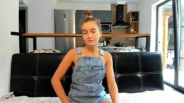 Snapshot of ElizSweet chatting on October 28, 8:18 am ElizSweet online show from October 28, 8:18 am