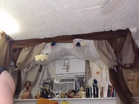 Snapshot of MaxiMillz chatting on February 23, 3:13 am MaxiMillz online show from February 23, 3:13 am