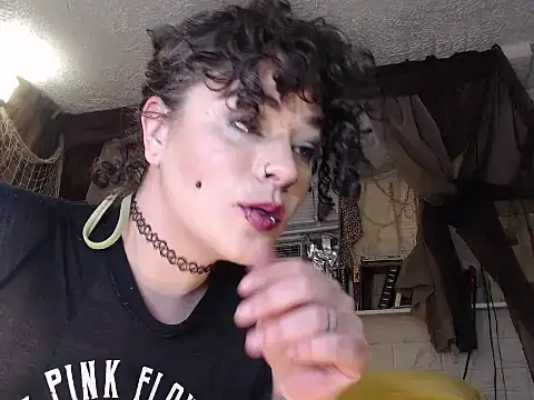 Snapshot of MaxiMillz chatting on November 9, 3:38 am MaxiMillz online show from November 9, 3:38 am