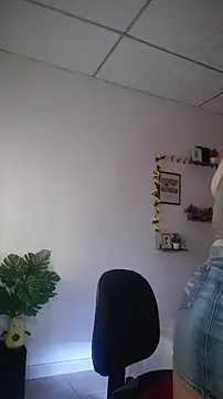 lorenitabella online show from January 7, 8:00 pm