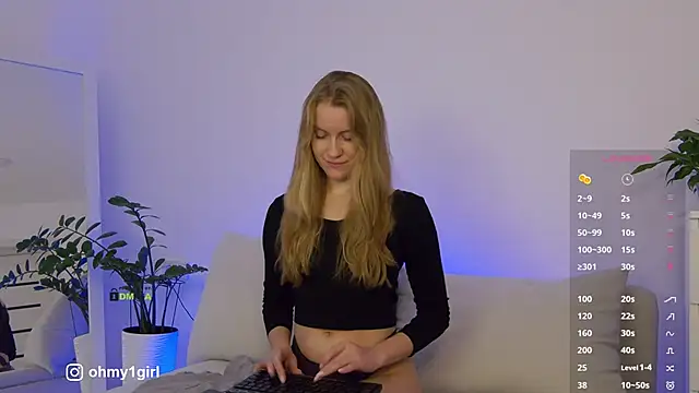 Snapshot of Fallinlove1 chatting on December 5, 3:20 pm Fallinlove1 online show from December 5, 3:20 pm