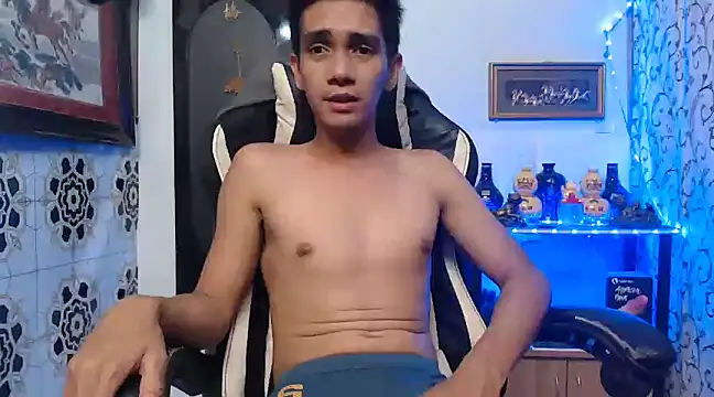 Snapshot of asianmaster27 chatting on January 13, 9:08 am asianmaster27 online show from January 13, 9:08 am