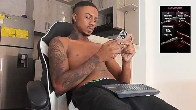 Snapshot of YeremiBrowm chatting on October 22, 8:19 pm YeremiBrowm online show from October 22, 8:19 pm