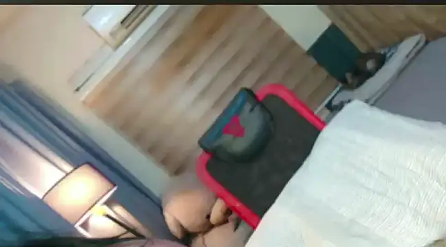 Snapshot of bella_maxwel chatting on January 19, 5:15 am bella maxwel online show from January 19, 5:15 am