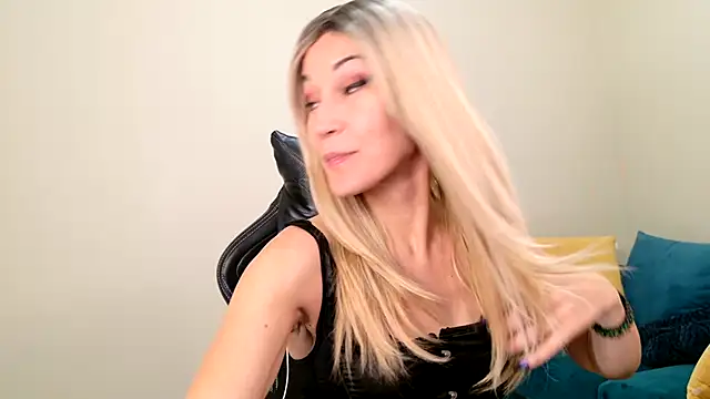 Snapshot of EveEnigma chatting on January 17, 6:02 pm EveEnigma online show from January 17, 6:02 pm