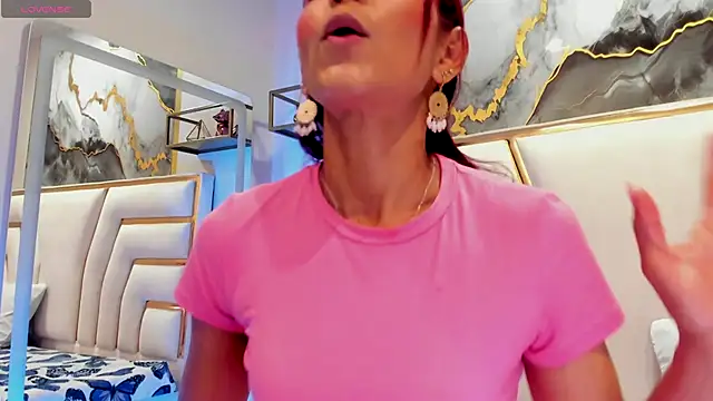 Snapshot of HannaPetit chatting on November 6, 6:53 pm HannaPetit online show from November 6, 6:53 pm