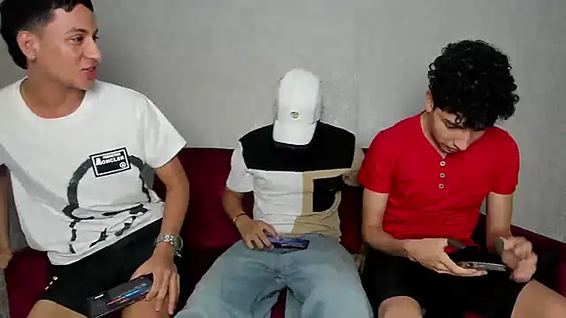 Snapshot of pelusos_mens chatting on December 28, 3:37 am pelusos mens online show from December 28, 3:37 am