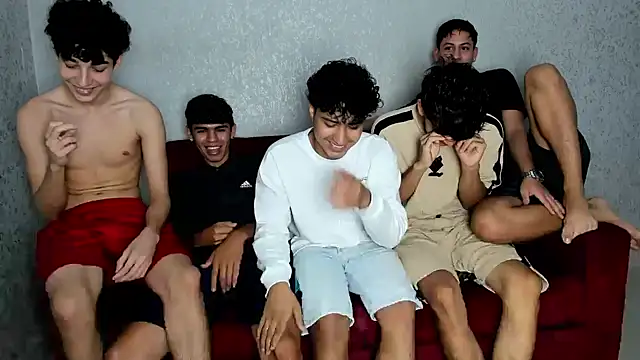 Snapshot of pelusos_mens chatting on February 3, 8:24 pm pelusos mens online show from February 3, 8:24 pm