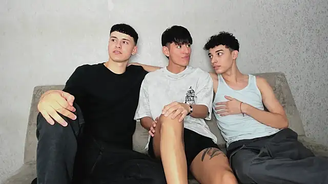 Snapshot of pelusos_mens chatting on October 4, 7:34 pm pelusos mens online show from October 4, 7:34 pm