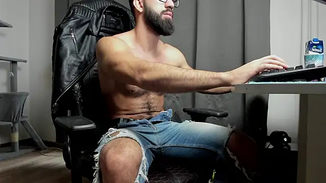 liamaesthetic online show from February 4, 7:29 am