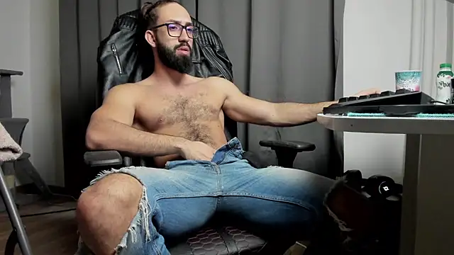 liamaesthetic online show from February 8, 6:43 am