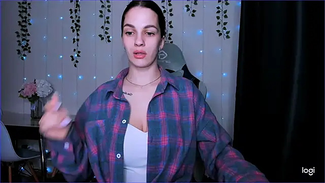 Snapshot of KarlaSim chatting on February 6, 9:28 pm KarlaSim online show from February 6, 9:28 pm