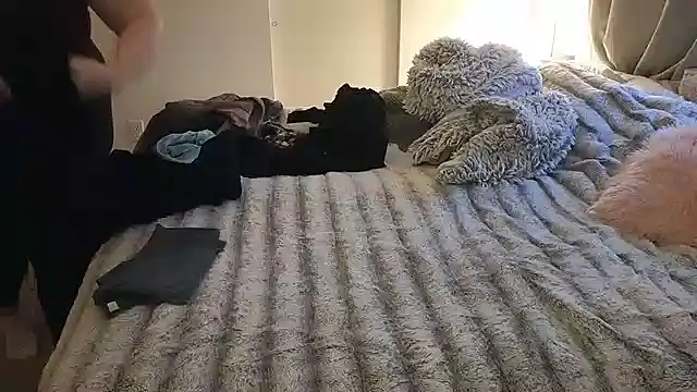 JESS LOVES online show from December 17, 11:59 pm