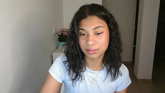 Snapshot of dark_enchantress_ chatting on December 13, 12:31 am dark enchantress online show from December 13, 12:31 am