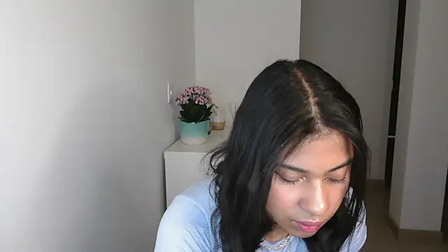 Snapshot of dark_enchantress_ chatting on December 13, 11:39 pm dark enchantress online show from December 13, 11:39 pm