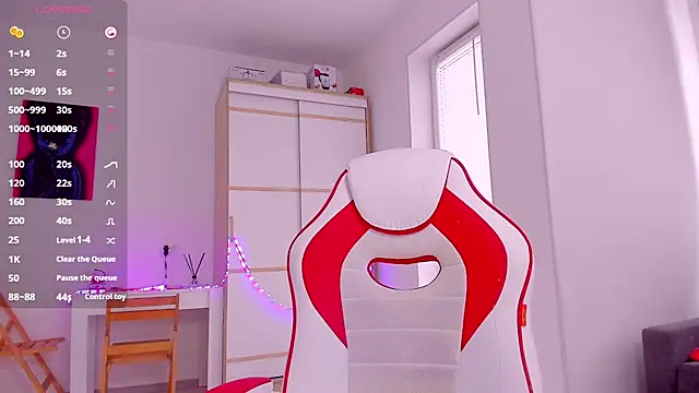 Snapshot of HotCarolineXO chatting on February 22, 10:29 am HotCarolineXO online show from February 22, 10:29 am