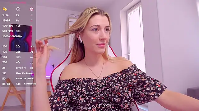 Snapshot of HotCarolineXO chatting on March 9, 12:09 pm HotCarolineXO online show from March 9, 12:09 pm