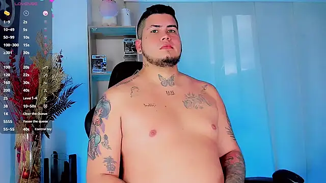 Snapshot of Thomas_chubbyxhot chatting on February 13, 10:33 pm Thomas chubbyxhot online show from February 13, 10:33 pm