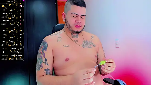 Snapshot of Thomas_chubbyxhot chatting on October 26, 6:08 am Thomas chubbyxhot online show from October 26, 6:08 am