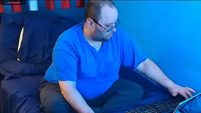 Snapshot of lefty15242 chatting on November 10, 6:12 am lefty15242 online show from November 10, 6:12 am