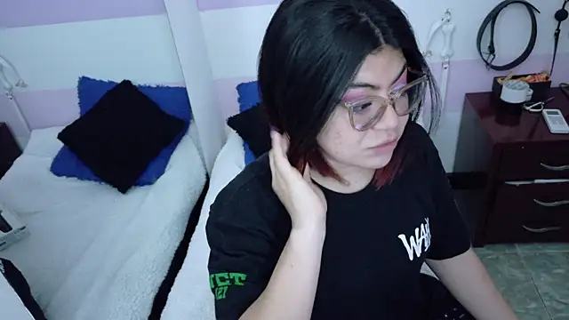 Catwhite  online show from November 22, 1:32 pm