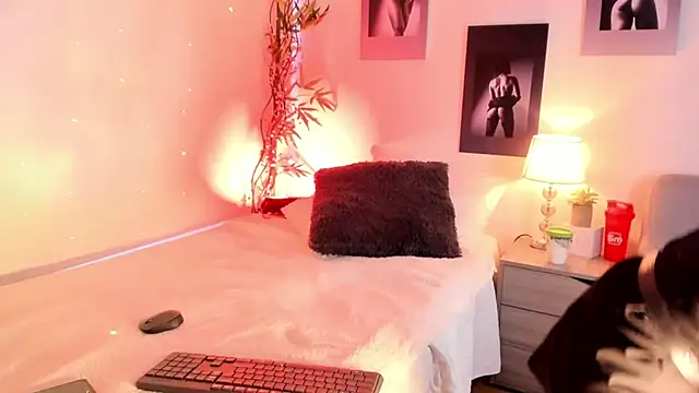 Snapshot of Alicee_Levine chatting on October 21, 9:48 pm Alicee Levine online show from October 21, 9:48 pm