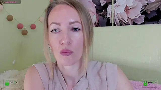 Queenymel online show from December 4, 3:43 pm