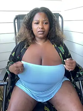 Snapshot of BigFineSelena chatting on May 8, 8:03 pm BigFineSelena online show from May 8, 8:03 pm