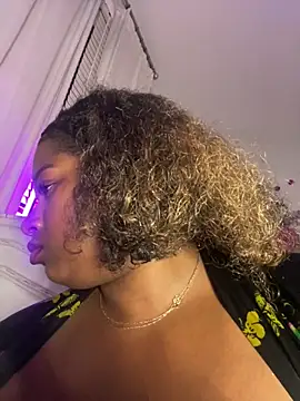 Snapshot of BigFineSelena chatting on May 17, 3:48 am BigFineSelena online show from May 17, 3:48 am