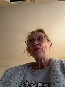 Snapshot of adella13 chatting on December 17, 8:01 am adella13 online show from December 17, 8:01 am