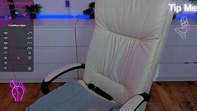 Kamilla Hot online show from March 11, 12:50 pm