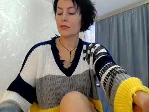 Snapshot of elenaza chatting on December 13, 1:12 pm elenaza online show from December 13, 1:12 pm