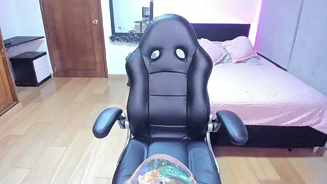 Snapshot of yesie_hot chatting on January 10, 2:25 am yesie hot online show from January 10, 2:25 am