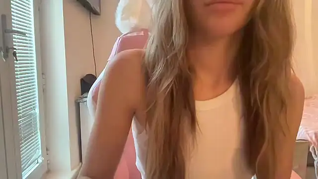 Snapshot of Lillymariee chatting on January 1, 1:37 pm Lillymariee online show from January 1, 1:37 pm