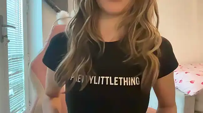 Snapshot of Lillymariee chatting on February 7, 1:01 pm Lillymariee online show from February 7, 1:01 pm